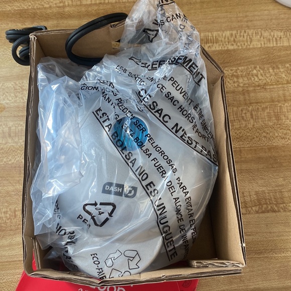 Mini waffle maker, never used - Picture 2 of 4